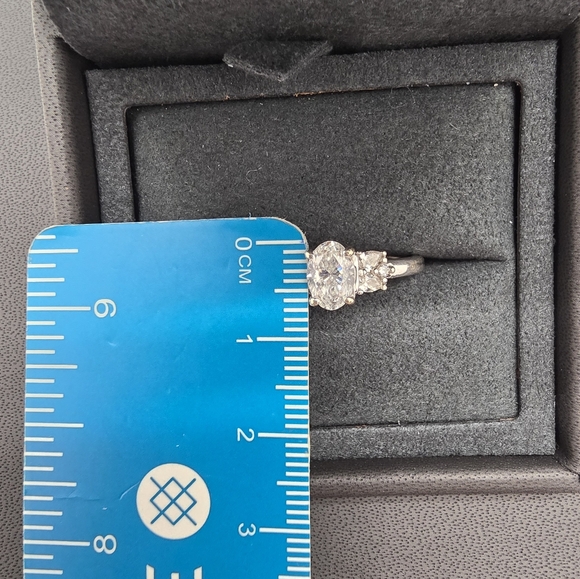 $5559 Vera Wang Love Collection 1ctTW Oval Diamond Tri-sides 14K White Gold Ring - Picture 10 of 14